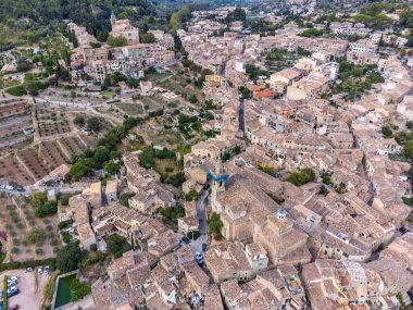 Valldemossa, köyün ve çatıların manzarası, Mayorka, Balearic Adaları, İspanya
