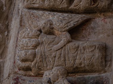 Kuzey Roma portalı, rüyalardaki bilge insanları uyaran melek, El Salvador Kilisesi, 13. yüzyıldan Romanesk, Ejea de los Caballeros, Cinco Villas, Aragon, İspanya