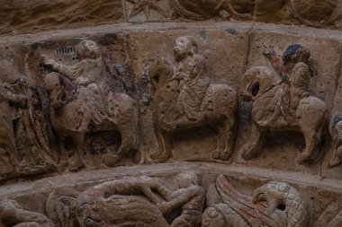 Kuzey Romanesk portalı, bilge adamlar Melchor Gaspar ve Baltasar, El Salvador Kilisesi, 13. yüzyıldan Romanesk, Ejea de los Caballeros, Cinco Villas, Aragon, İspanya