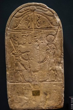 Stela, tanrı Khonsu, kumtaşı, Teb, Roma Dönemi, Gregorian Mısır Müzesi Musei Vaticani, Vatikan Devleti, Roma, Lazio, İtalya 'ya ithaf edilmiştir.