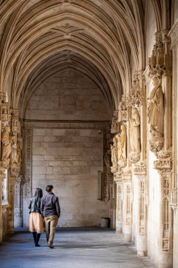 Turistas asiaticos en el claustro, Monasterio de San Juan de los Reyes, Toledo, Castilla-La Mancha, İspanya