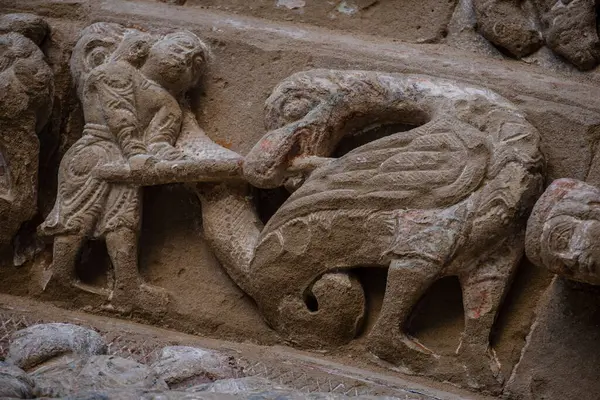 Kuzey Romanesk portalı, bir ejderhayı zıpkınlayan adam, El Salvador Kilisesi, 13. yüzyıldan Romanesk, Ejea de los Caballeros, Cinco Villas, Aragon, İspanya