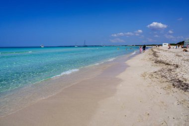 Es Trenc plajı, kumsalda el ele yürüyen bir çift, Campos, Majorca, Balear Adaları, İspanya