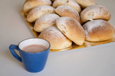 Valldemossa tipik patates un çörekleri ve sıcak çikolata içeceği, Coque de Patata,