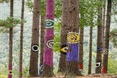 Bosque de Oma, ojos del pasado y del presente, 1984, Agustin Ibarrola, Kortezubi, Vizcaya, Euzkadi, İspanya