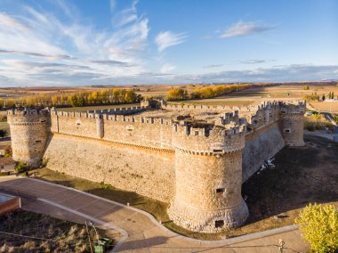 Grajal de Campos Kalesi, 16. yüzyıldan kalma askeri bir yapı. 10. yüzyıldan kalma bir başka kale, Castilla y Leon, İspanya.