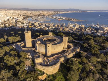 Bellver kalesi ve arkada Palma şehri, Mallorca, Balearic Adaları, İspanya