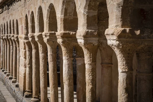二列柱の半円形のアーチのアーケードギャラリー 救世主教会 13世紀の農村部のロマネスク様式 カラビアス グアダラハラ スペイン — ストック写真