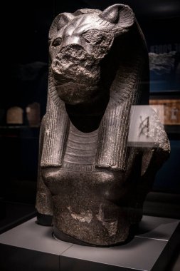 Tanrıça Sekhmet 'in bir heykeli, siyah granit, 18. hanedan hükümdarlığı Amenhotep III, Mut Tapınağı, Karnak, Teb, Mısır, British Museum koleksiyonu