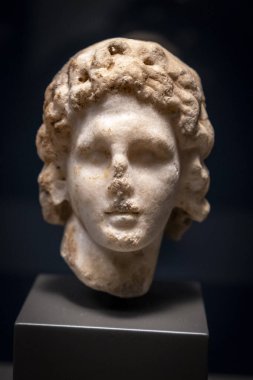 Büyük İskender 'in başı, mermer, Makedon hanedanı Büyük İskender' in hükümdarlığı, granit, MÖ 332-323 yılları arasında Afrodit Tapınağı, Cyrene, Libya, Mısır, Britanya Müzesi koleksiyonu.