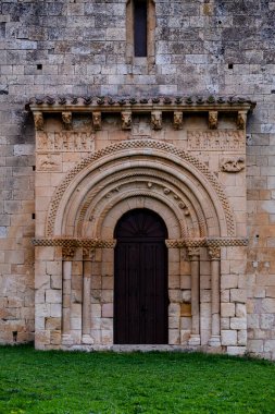 San Pedro de Tejada inzivası, batı kapısı, Romanesk inziva, Puente-Arenas, Merindad de Valdivielso, Burgos, İspanya