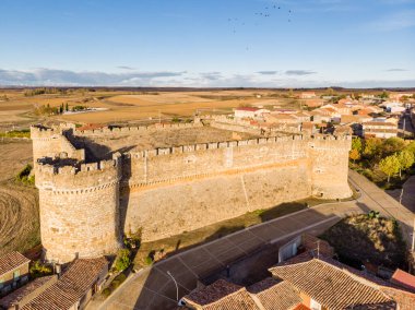 Grajal de Campos Kalesi, 16. yüzyıldan kalma askeri bir yapı. 10. yüzyıldan kalma bir başka kale, Castilla y Leon, İspanya.