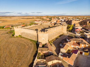 Grajal de Campos Kalesi, 16. yüzyıldan kalma askeri bir yapı. 10. yüzyıldan kalma bir başka kale, Castilla y Leon, İspanya.