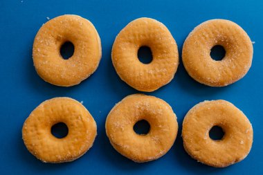 Mavi arkaplanda çörekler