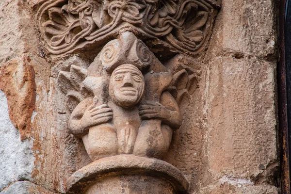 Frau Zeigt Ihr Geschlecht Stiftskirche San Pedro Cervatos Romanik Cervatos — Stockfoto