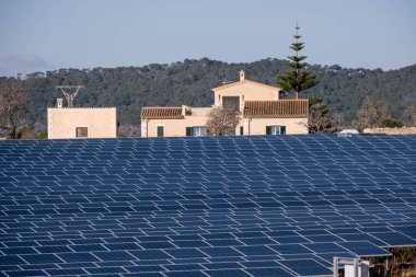 Buniferri fotovoltaik parkı, güneş enerjisi plakalarından oluşan bir denize bakan küçük bir ev, Llucmajor, Mallorca, Balearic Adaları, İspanya