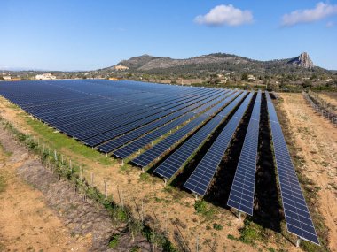 Buniferri fotovoltaik parkı, güneş enerjisi plakaları, Llucmajor, Mallorca, Balear Adaları, İspanya