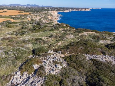 Punta des Baus 'un kalıntıları Talayotik yerleşim, Santanyi, güney kayalıkları -Migjorn kayalıkları-, Mallorca, Balear Adaları, İspanya