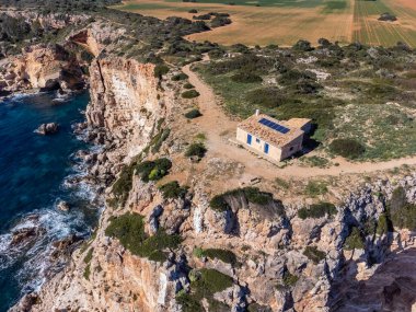 İç savaş sırasında inşa edilen muhafız kulübesi Punta des Baus, Talayotik yerleşiminden geriye kalanlar, Santanyi, Mallorca, Balear Adaları, İspanya