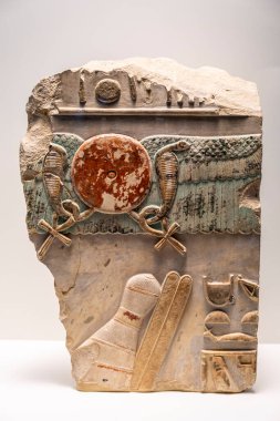 Yardım parçası, boyalı kireç taşı, 11. hanedan, Mentuhotep II tapınağı, Deir el-Bahari, Teb, Mısır, British Museum koleksiyonu