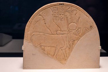 Stela ile Hathor inek, kireç taşı, 18. hanedan, Mentuhotep II tapınağı, Deir el-Bahari, Teb, Mısır, British Museum koleksiyonu