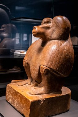 Çömelmiş bir babun figürü, kırmızı kuartzit, 18. hanedan hükümdarı Amenhotep III, İngiliz Müzesi koleksiyonu.