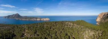 Cala En Basset çam ormanı ve Dragonera adası, Andratx, Mallorca, Balear Adaları, İspanya