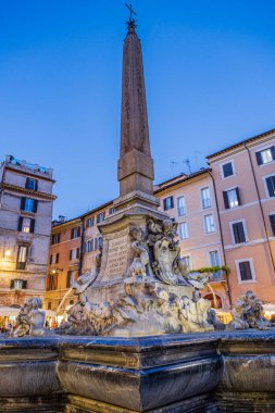 Yunus çeşmesi, Giacomo della Porta tarafından 1575 'te tasarlandı Papa 13. Gregory Boncompagni, Piazza della Rotonda, Roma, Lazio, İtalya