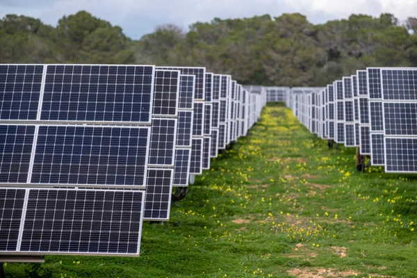 Caseta Parc Fotovoltaic Płyty Energii Słonecznej Llucmajor Majorka Baleary Hiszpania — Zdjęcie stockowe