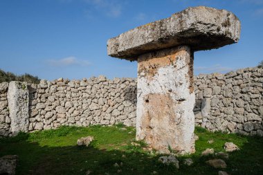 Torrellisar Vell Taula, Alaior, Menorca, Balear Adaları, İspanya