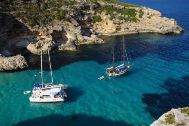 Yates fondeados, Cala Marmols, ses Salines, mallorca, islas baleares, İspanya, Avrupa