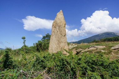 Menhir de Bassouse, sendero arqueologico de Eyne, pirinos catalanes, comarca de Capcir, Francia