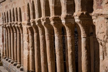 İkili sütunlarda yarı dairesel kemerler sergileniyor, Kurtarıcı Kilisesi, 13. yüzyıl Romen kırsal kesimi, Carabias, Guadalajara, İspanya