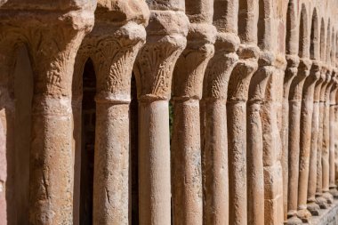 İkili sütunlarda yarı dairesel kemerler sergileniyor, Kurtarıcı Kilisesi, 13. yüzyıl Romen kırsal kesimi, Carabias, Guadalajara, İspanya