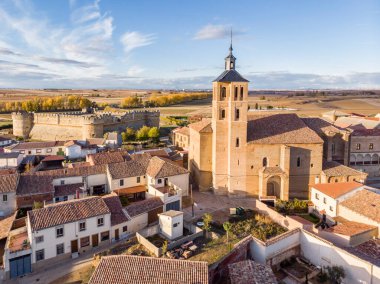 Grajal de Campos Kalesi, 16. yüzyıldan kalma askeri bir yapı. 10. yüzyıldan kalma bir başka kale, Castilla y Leon, İspanya.