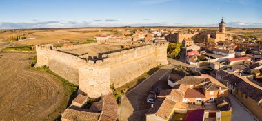 Grajal de Campos Kalesi, 16. yüzyıldan kalma askeri bir yapı. 10. yüzyıldan kalma bir başka kale, Castilla y Leon, İspanya.