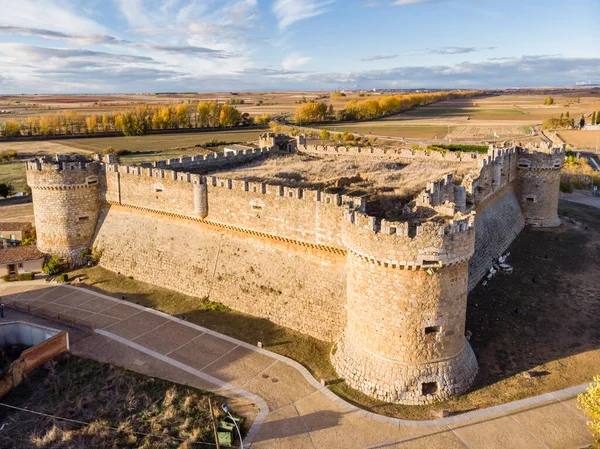 Grajal de Campos Kalesi, 16. yüzyıldan kalma askeri bir yapı. 10. yüzyıldan kalma bir başka kale, Castilla y Leon, İspanya.