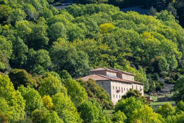 Ermita de la Virgen de Lomos de Orio, barroca del siglo XVII, Parque Natural Sierra Cebollera, Rioja, İspanya