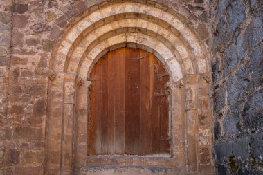 Puerta romanica del muro oeste, Iglesia de San Miguel, siglo XVI, Ortigosa de Cameros, La Rioja, İspanya