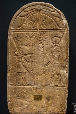 Stela, tanrı Khonsu, kumtaşı, Teb, Roma Dönemi, Gregorian Mısır Müzesi Musei Vaticani, Vatikan Devleti, Roma, Lazio, İtalya 'ya ithaf edilmiştir.