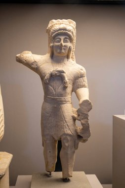 Tanrı Melqart 'ın heykeli, Herkül, muhtemelen Kıbrıs' tan, kireçtaşı, 5 sent. MÖ, Museo Barracco, Kolezyum, Roma, Lazio, İtalya ,