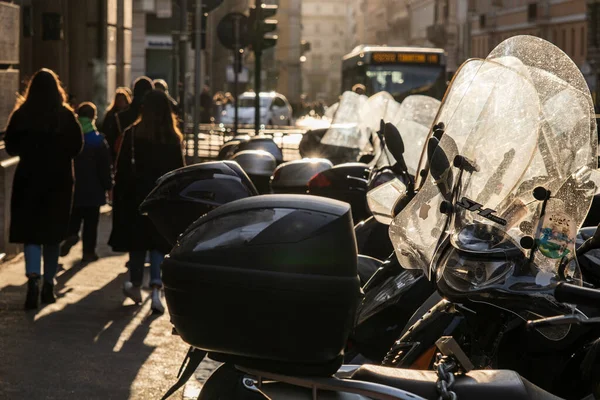 오토바이 유리와 뒷모습의 백라이트 라치오 이탈리아 — 스톡 사진