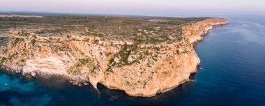 Llucmajor, Mayorka, Balear Adaları, İspanya 'nın panoramik uçurumları