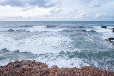 Son Bunyola sahilinde dalgayı bekleyen sörfçüler, Port des Canonge, Banyalbufar, Mallorca, İspanya