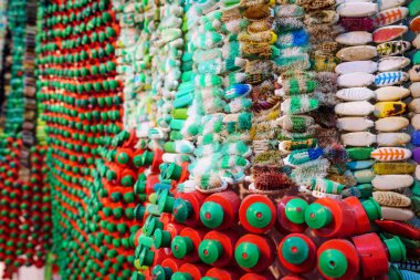 Moffat Takadiwa, WASHEN Again, 2019, diş fırçası ve bulaşık deterjanı şişesi kapakları, Sa Bassa Blanca Müzesi (msbb