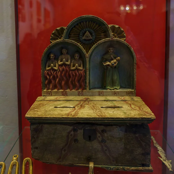Chrześcijańska Skrzynka Ofiarna Drewno Polichromowane Peru Xvii Wiek Muzeum Bassa — Zdjęcie stockowe