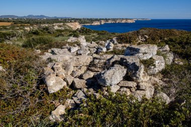 Punta des Baus 'un kalıntıları Talayotik yerleşim, Santanyi, Mallorca, Balear Adaları, İspanya