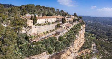 Sant Honorat Sığınağı, Puig de Cura, Algaida, Mallorca, Balear Adaları, İspanya 'nın dik yamaçlarında.