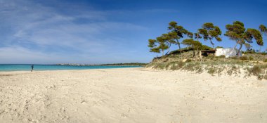 Es Carbo plajı, Virgin kumsalında koşan yalnız adam, ses Salines, Mallorca, Balear Adaları, İspanya