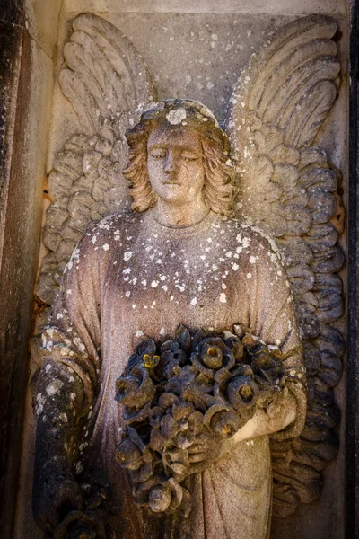 ポピーの花の花束を持つ睡眠天使 エスポレス墓地 マヨルカ島 バレアレス諸島 スペイン — ストック写真
